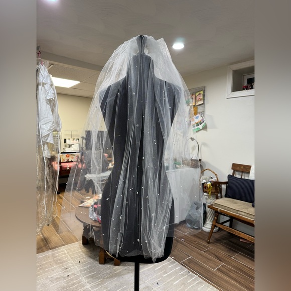 Beaded Wedding Veil 👰🏾‍♀️ - Picture 6 of 7